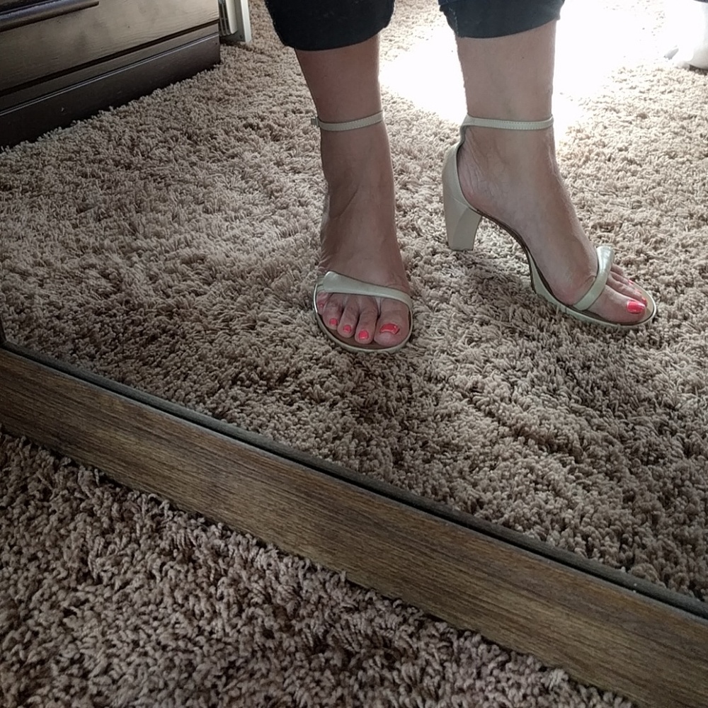 BCBG unique heels!! Great neutral color for summer